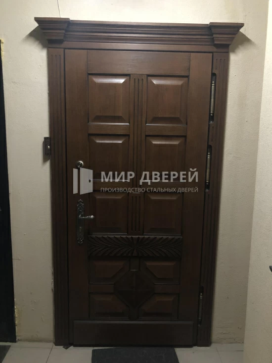 Дверь из массива в квартиру - фото