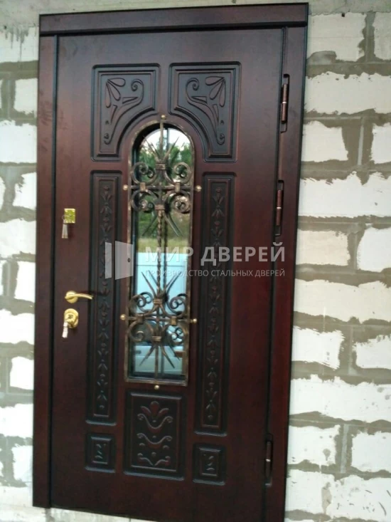 Входная дверь со стеклом для дачи - фото