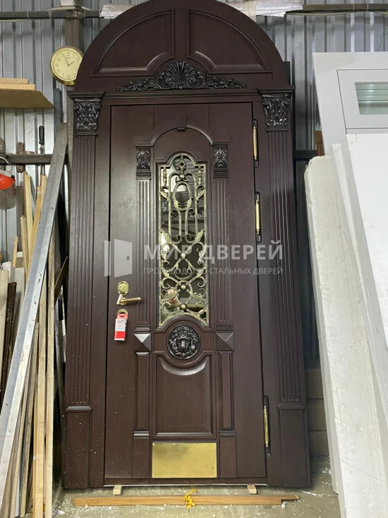 Шпонированная дверь с терморазрывом с ковкой - фото