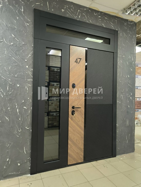 Стильная дверь двухстворчатая с фрамугой - фото